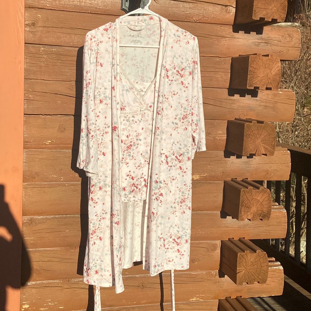 Marilyn Monroe tank top and robe, gently used, no rips or‎ stains